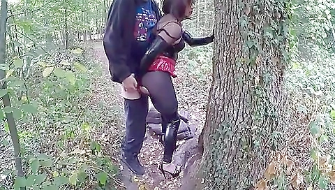 Latex-cutting brunette anal in outdoor in the forest