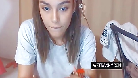 Amateur hottie shows us how to be a good movie star