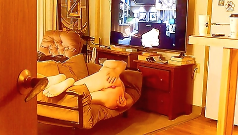 Amateur milf fingers her ass and drills her in solo